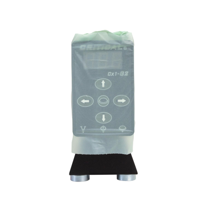 Boîte de 600 housses de protection ECOTAT (140 mm x 140 mm) pour machines ou blocs d'alimentation, présentée avec des housses vertes translucides sur un appareil doté de boutons et d'un écran, debout sur une plate-forme noire à deux pieds.