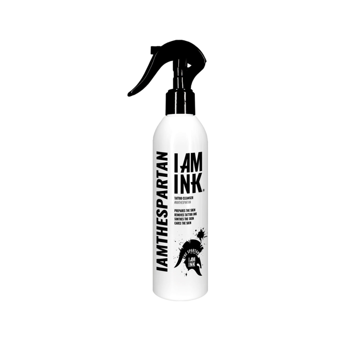 Un flacon pulvérisateur blanc étiqueté "Le Spartan Prt L'emploi 250ml" avec un texte noir, un logo de casque Spartan, IAMTHESPARTAN verticalement, et la marque I AM INK. sur un fond blanc.