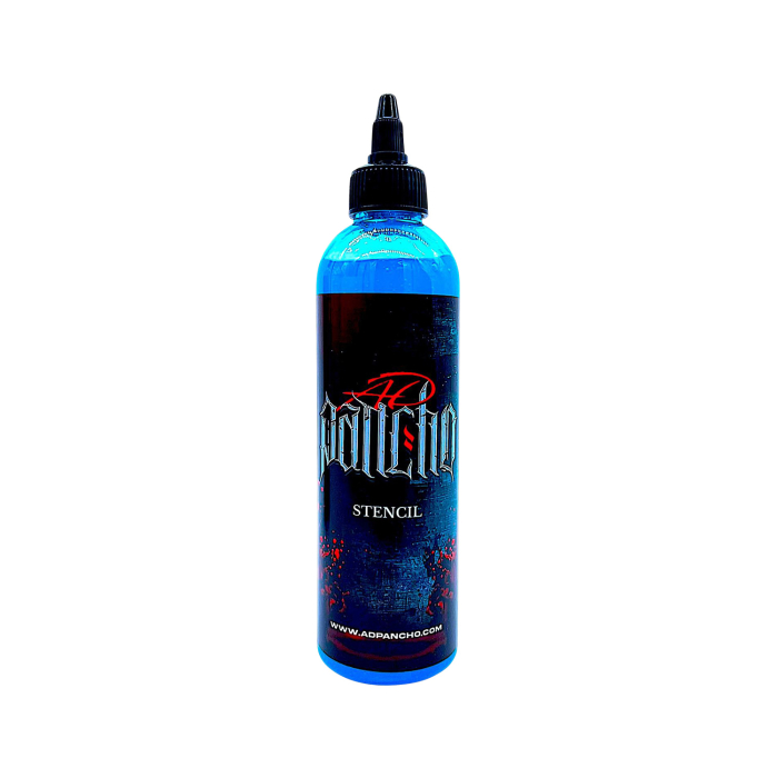 Une bouteille de 250 ml de AD Pancho Solution de Stencil, avec un bouchon noir à vis, contenant un liquide bleu et munie d’une étiquette foncée affichant un texte rouge et blanc, posée sur fond blanc.