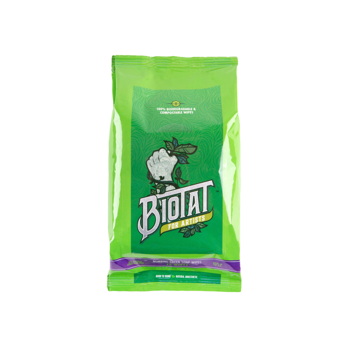 Un emballage vert de BIOTAT – Pack de 40 lingettes de savon vert anesthésiant affiche un poing fermé blanc entouré de feuilles, avec la marque et les informations produit.