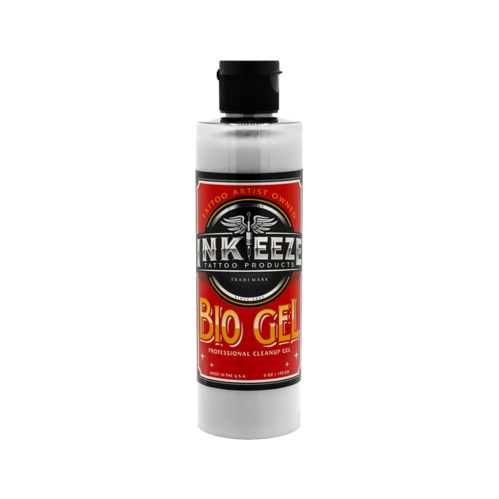 Un flacon de 180 ml d’INK-EEZE Tattoo Bio Gel, avec bouchon noir, corps transparent et étiquette rouge, noire et jaune représentant une machine à tatouer.