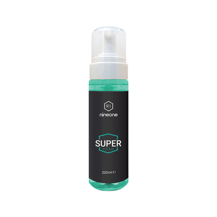 Un flacon transparent de Nineone Super Mousse 220 ml, avec un distributeur à pompe, muni d’une étiquette noire avec des accents verts et un texte blanc, présenté sur fond blanc uni.